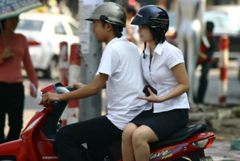Ai bị xử phạt khi không cài quai mũ bảo hiểm khi đi xe máy