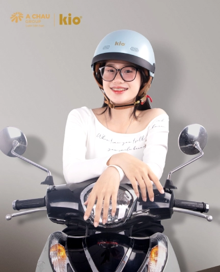 Chia sẻ bí quyết cách đội mũ bảo hiểm không làm xẹp tóc nữ