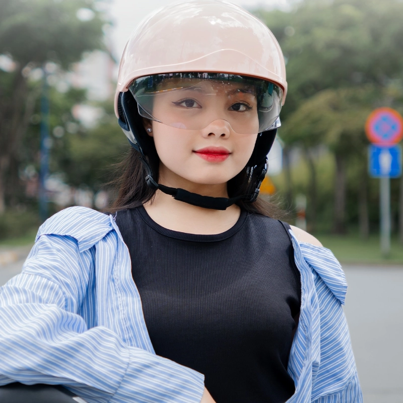Đội mũ bảo hiểm đúng cách