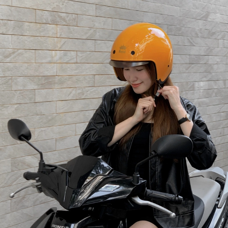 Cài quai mũ bảo hiểm nhằm đảm bảo an toàn