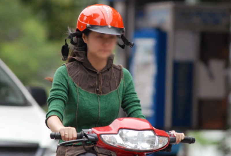 Tác hại đội mũ bảo hiểm không đúng cách là làm mất tác dụng của nón bảo hiểm