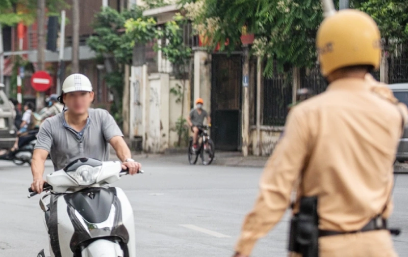 Đội mũ bảo hiểm thời trang sẽ bị xử phạt