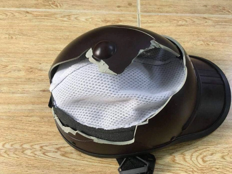 Mũ bảo hiểm bị rơi vỡ được liệt kê vào nhóm các loại mũ bảo hiểm bị cấm