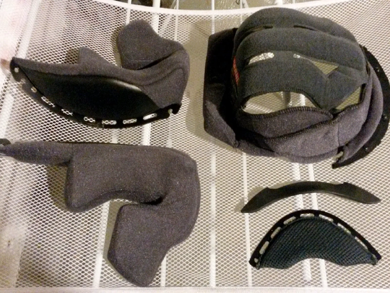 Phơi lót ốp tai mũ bảo hiểm ở nơi nắng êm