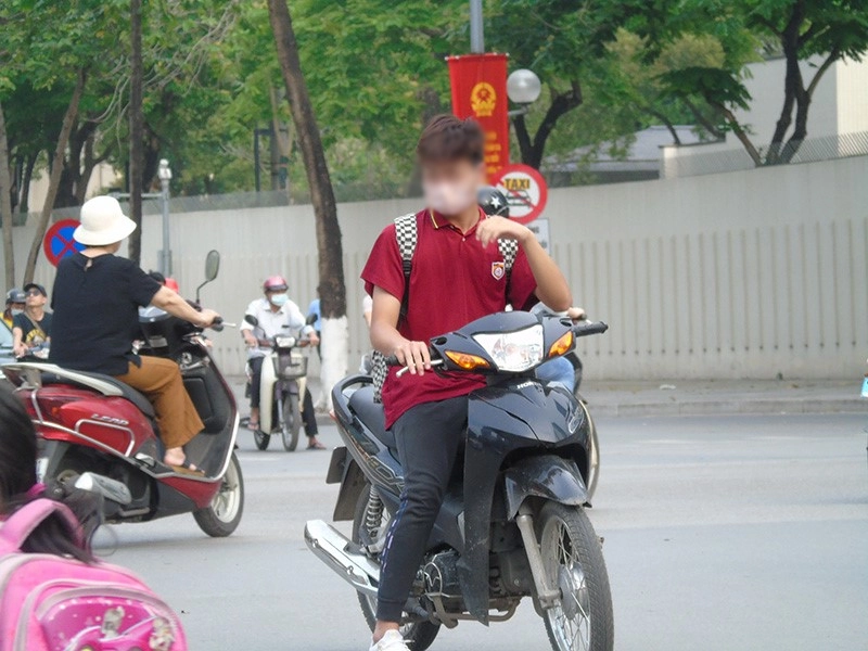 Tác hại đội mũ bảo hiểm không đúng cách là tạo thói quen xấu, dẫn tới không đội mũ bảo hiểm