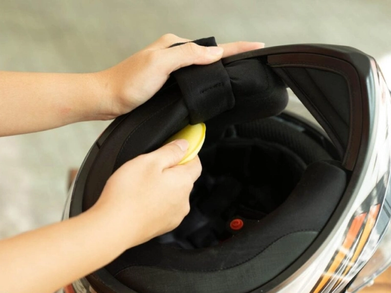 Giặt nón bảo hiểm thường xuyên giúp loại bỏ mùi hôi